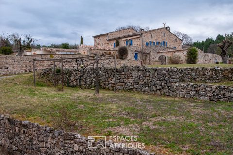 Séduisant mas ardéchois de caractère avec piscine et dépendances sur un  terrain remarquablement arboré