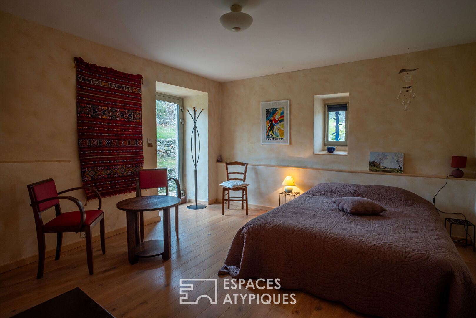 Séduisant mas ardéchois de caractère avec piscine et dépendances sur un  terrain remarquablement arboré