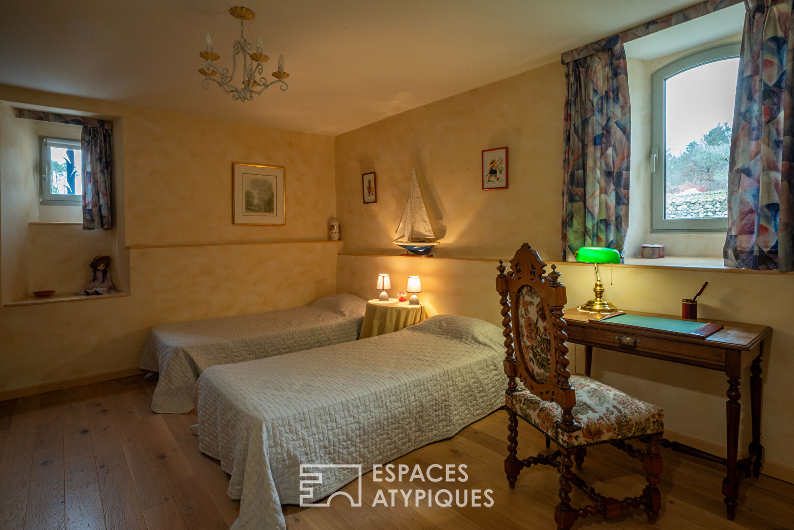 Séduisant mas ardéchois de caractère avec piscine et dépendances sur un  terrain remarquablement arboré