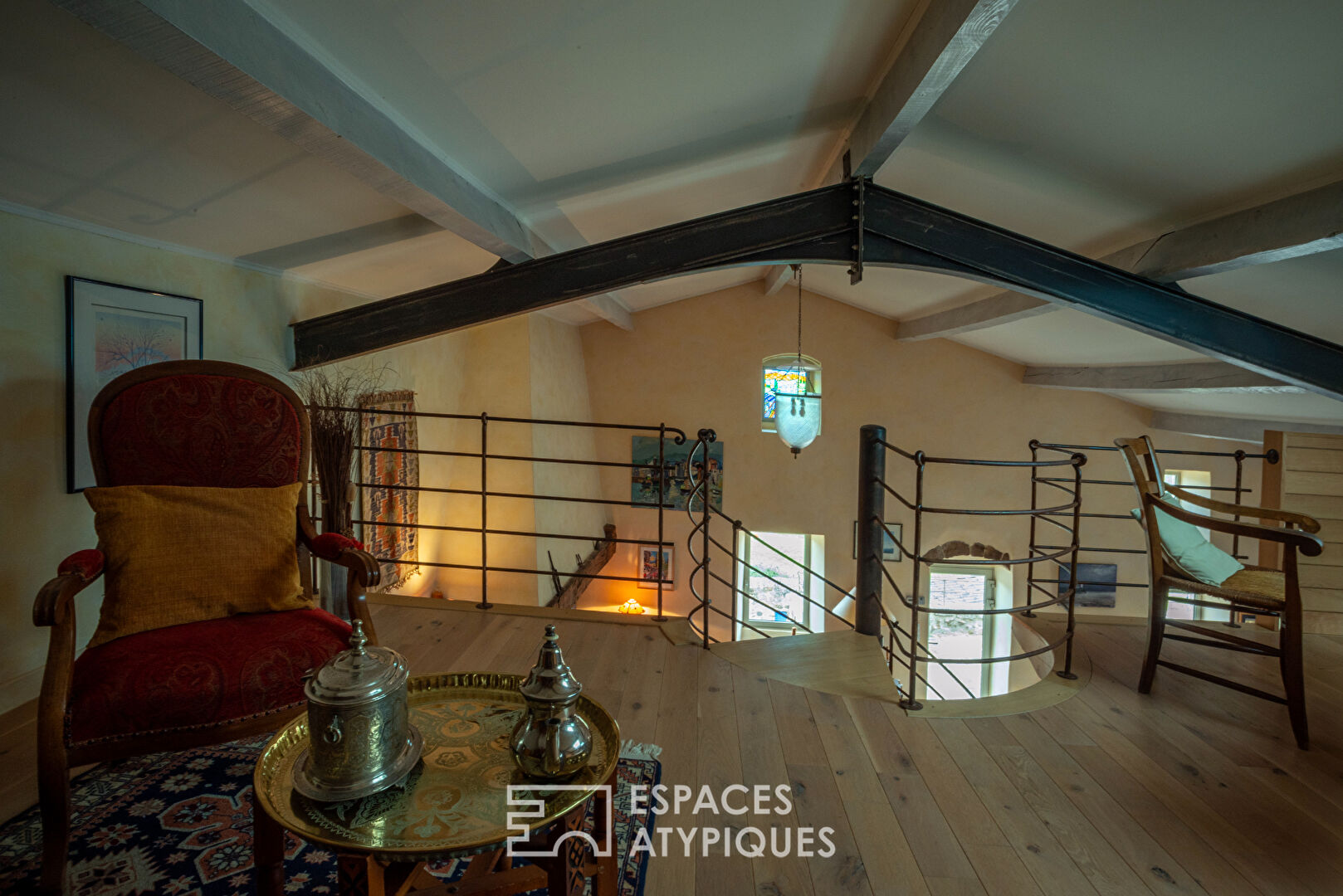 Séduisant mas ardéchois de caractère avec piscine et dépendances sur un  terrain remarquablement arboré