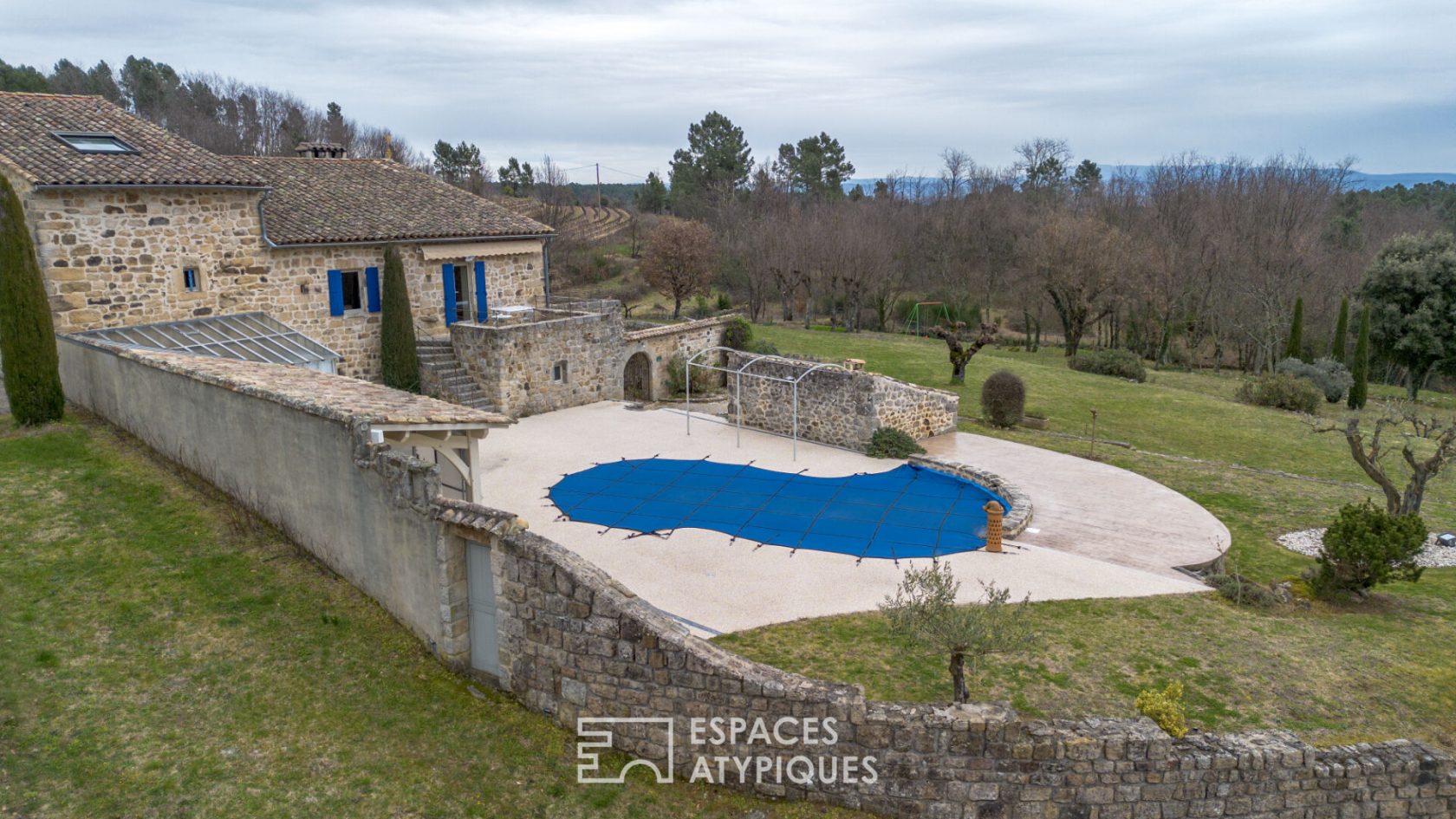 Séduisant mas ardéchois de caractère avec piscine et dépendances sur un  terrain remarquablement arboré