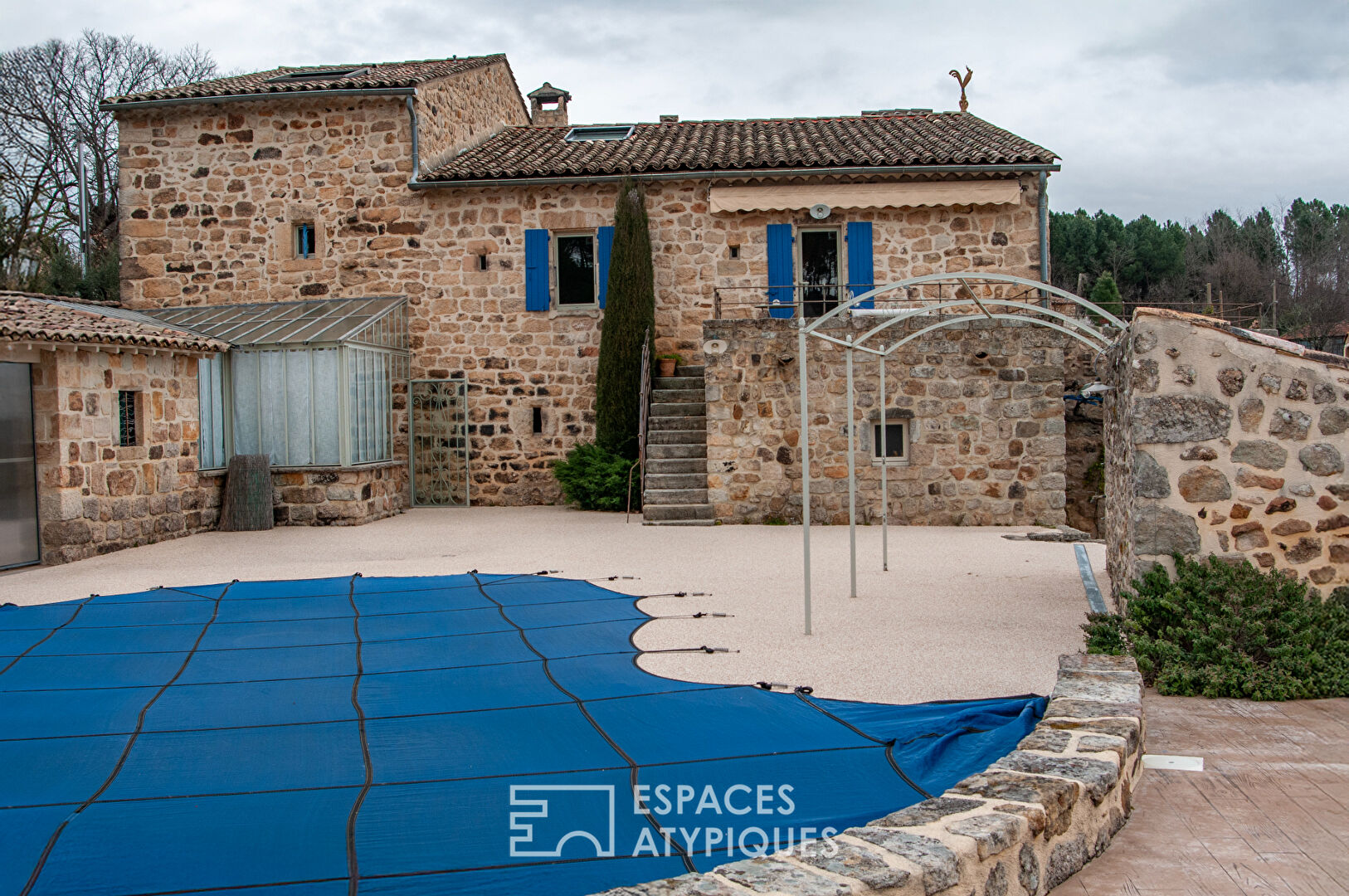 Séduisant mas ardéchois de caractère avec piscine et dépendances sur un  terrain remarquablement arboré
