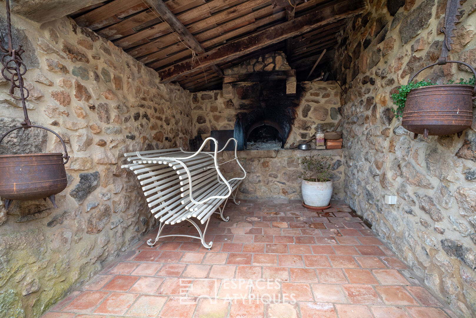 Séduisant mas ardéchois de caractère avec piscine et dépendances sur un  terrain remarquablement arboré