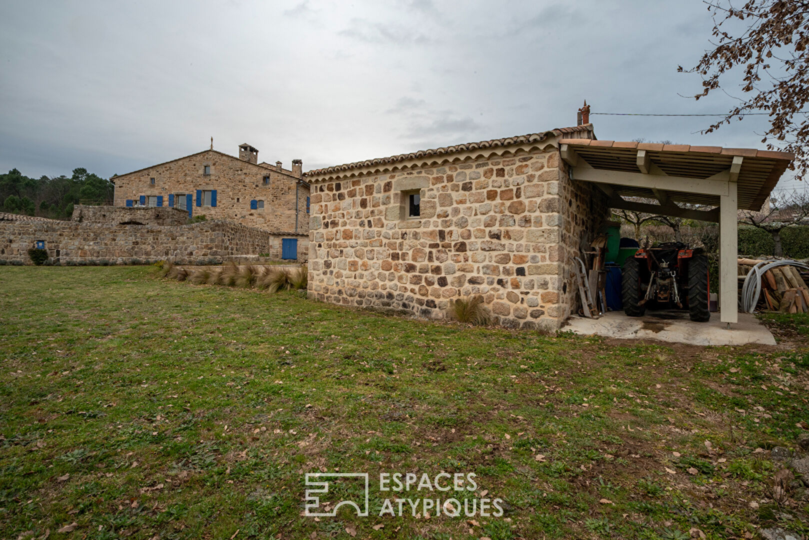 Séduisant mas ardéchois de caractère avec piscine et dépendances sur un  terrain remarquablement arboré