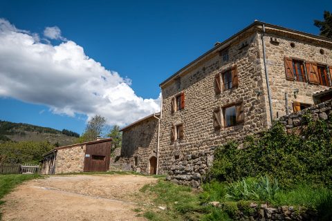 Corps de ferme paisiblement bercé au creux de l’Ardèche verte.
