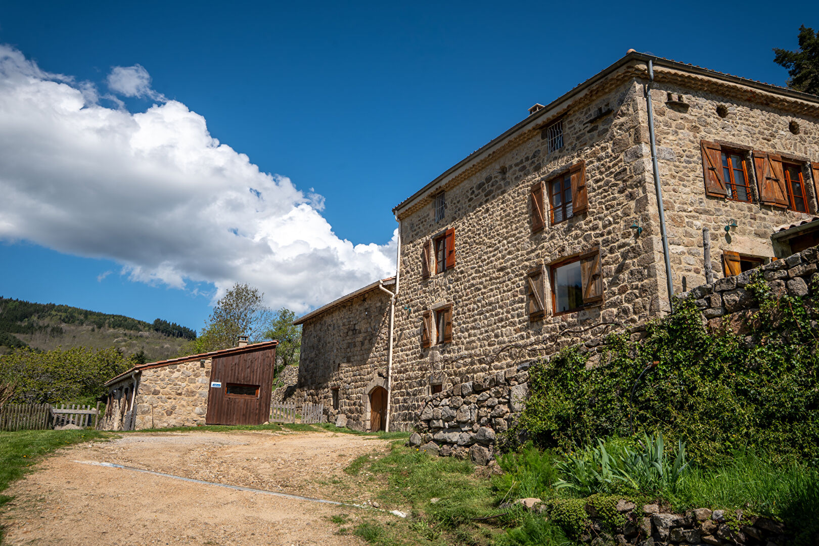 Corps de ferme paisiblement bercé au creux de l’Ardèche verte.