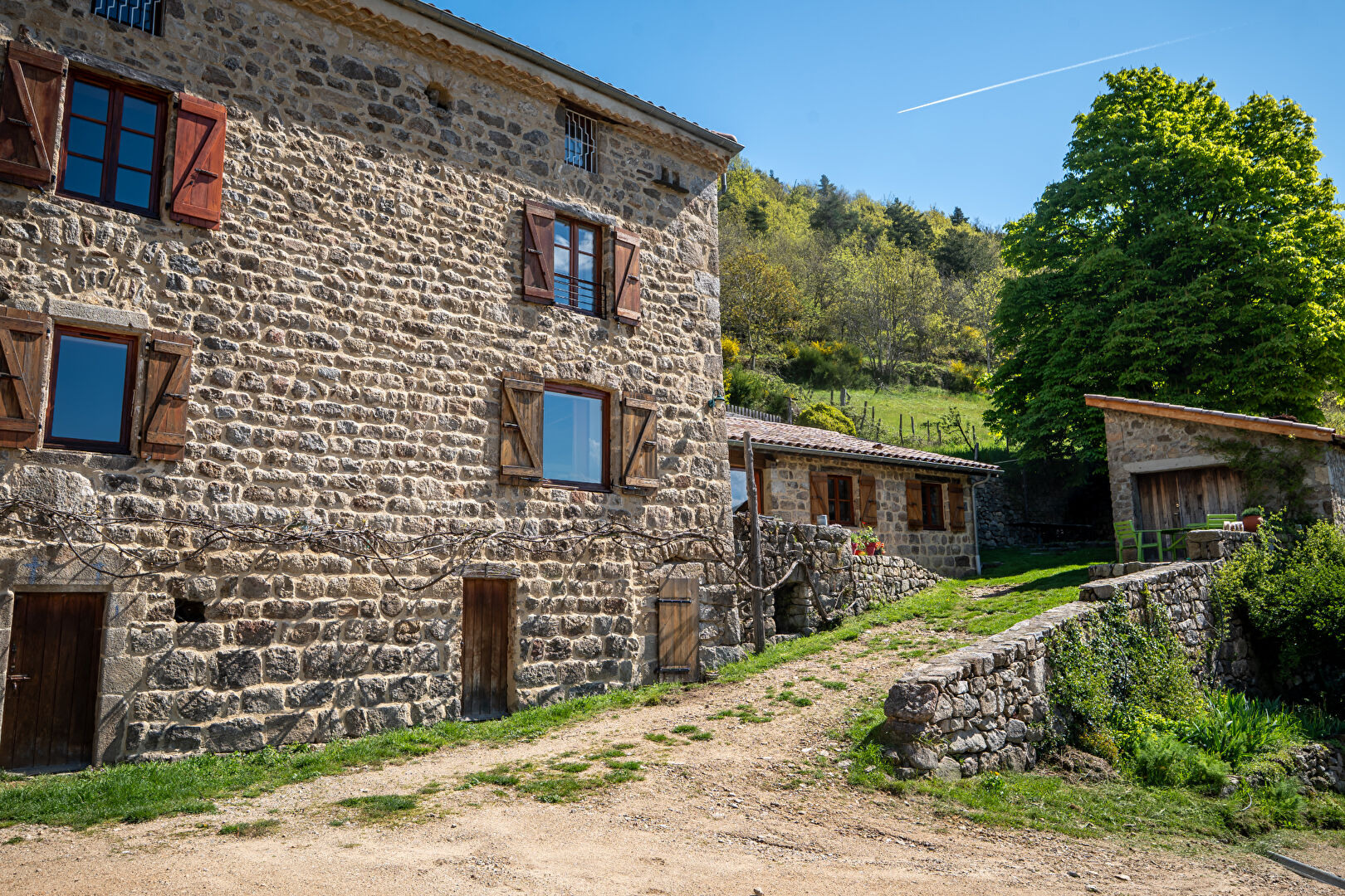 Corps de ferme paisiblement bercé au creux de l’Ardèche verte.