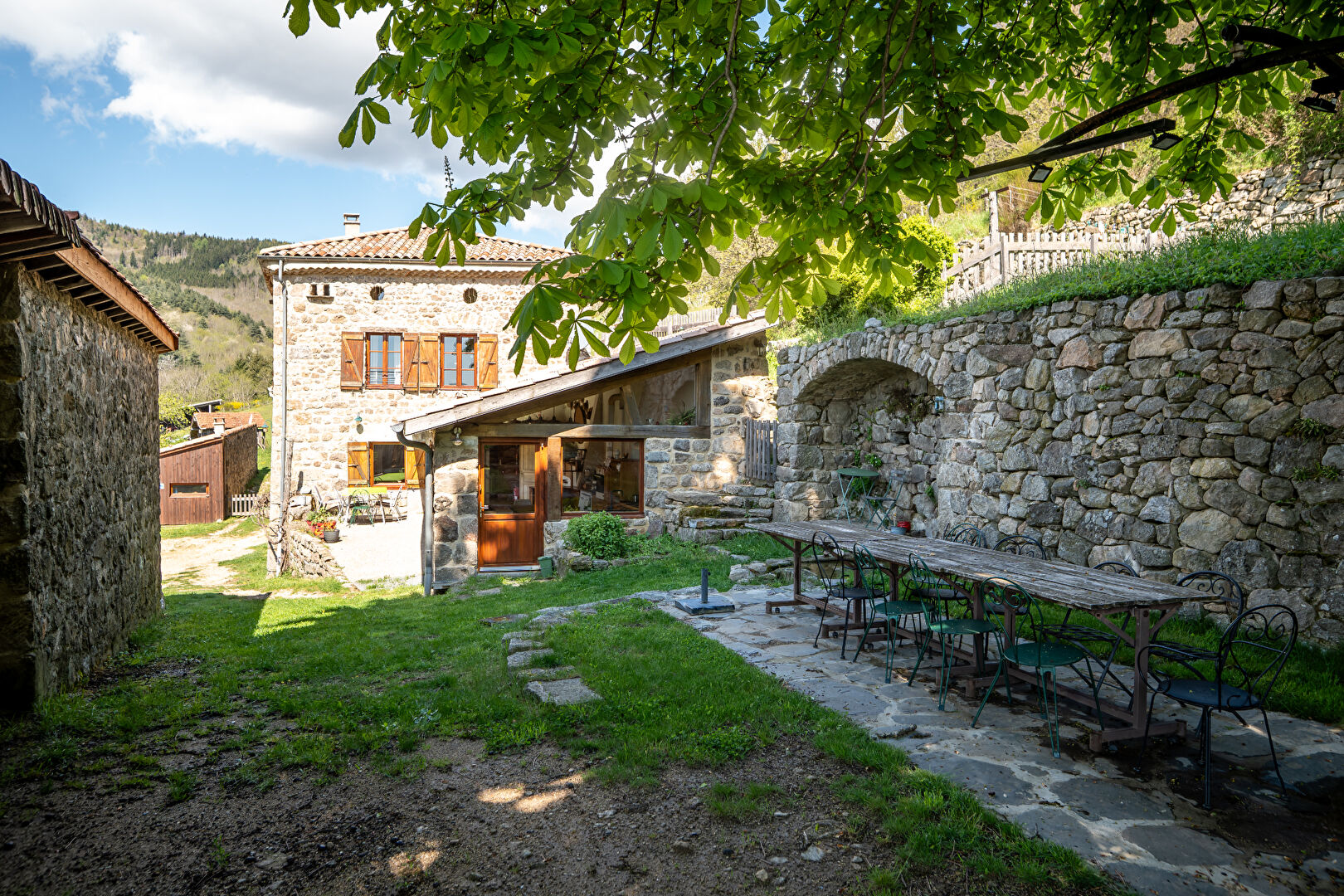 Corps de ferme paisiblement bercé au creux de l’Ardèche verte.