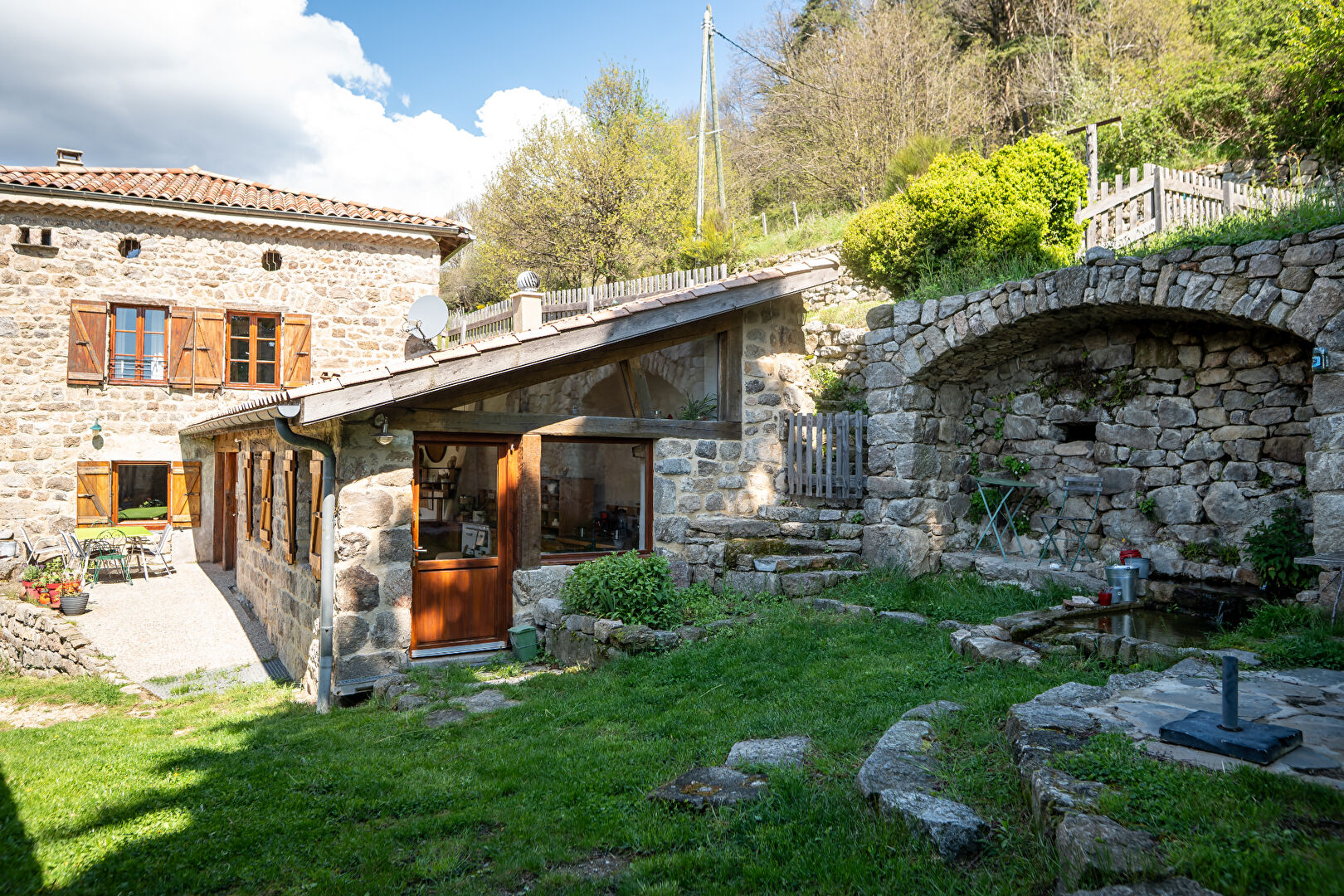 Corps de ferme paisiblement bercé au creux de l’Ardèche verte.