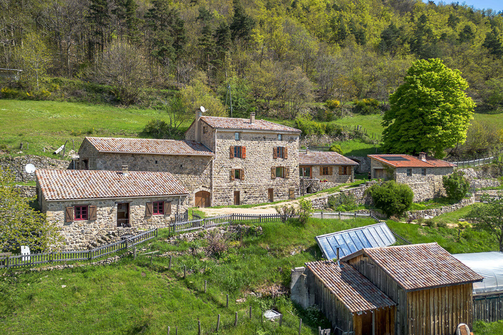 Corps de ferme paisiblement bercé au creux de l’Ardèche verte.