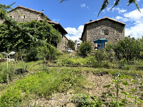 En Ardèche Verte, tranquille maison de hameau sur vue, et son gîte.