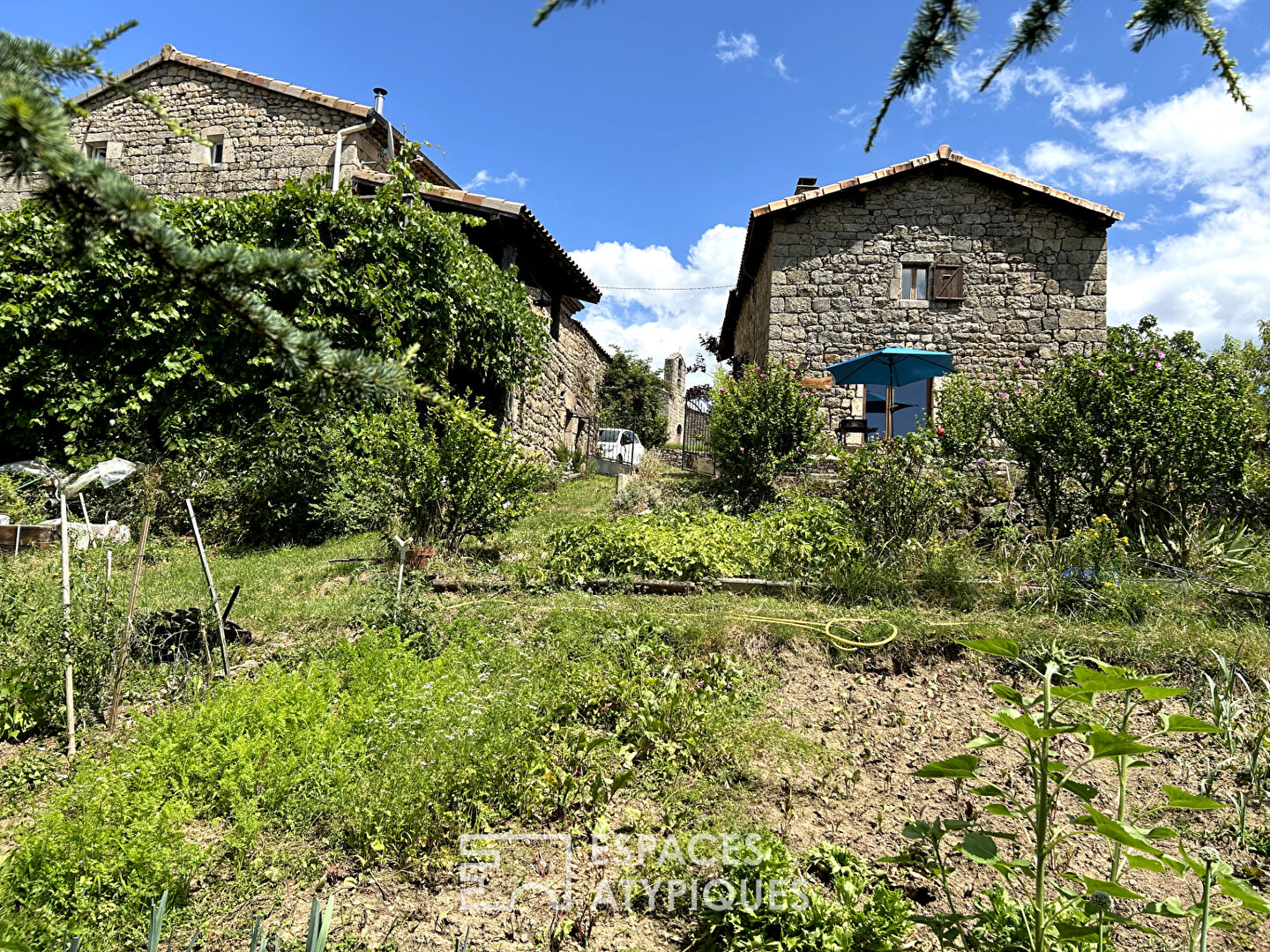 En Ardèche Verte, tranquille maison de hameau sur vue, et son gîte.