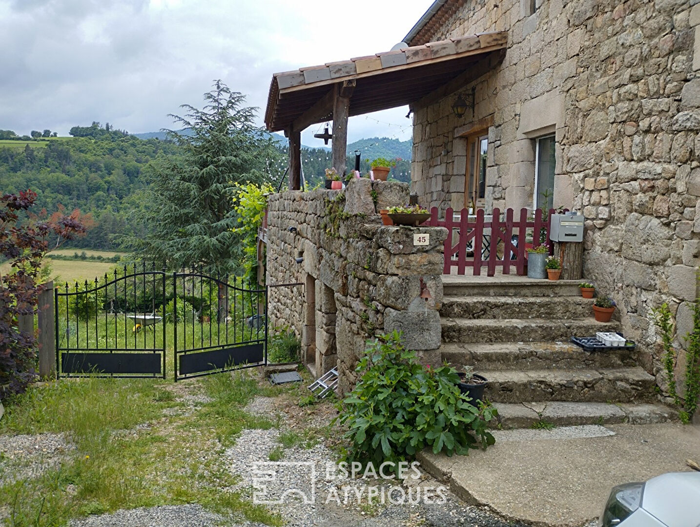 En Ardèche Verte, tranquille maison de hameau sur vue, et son gîte.