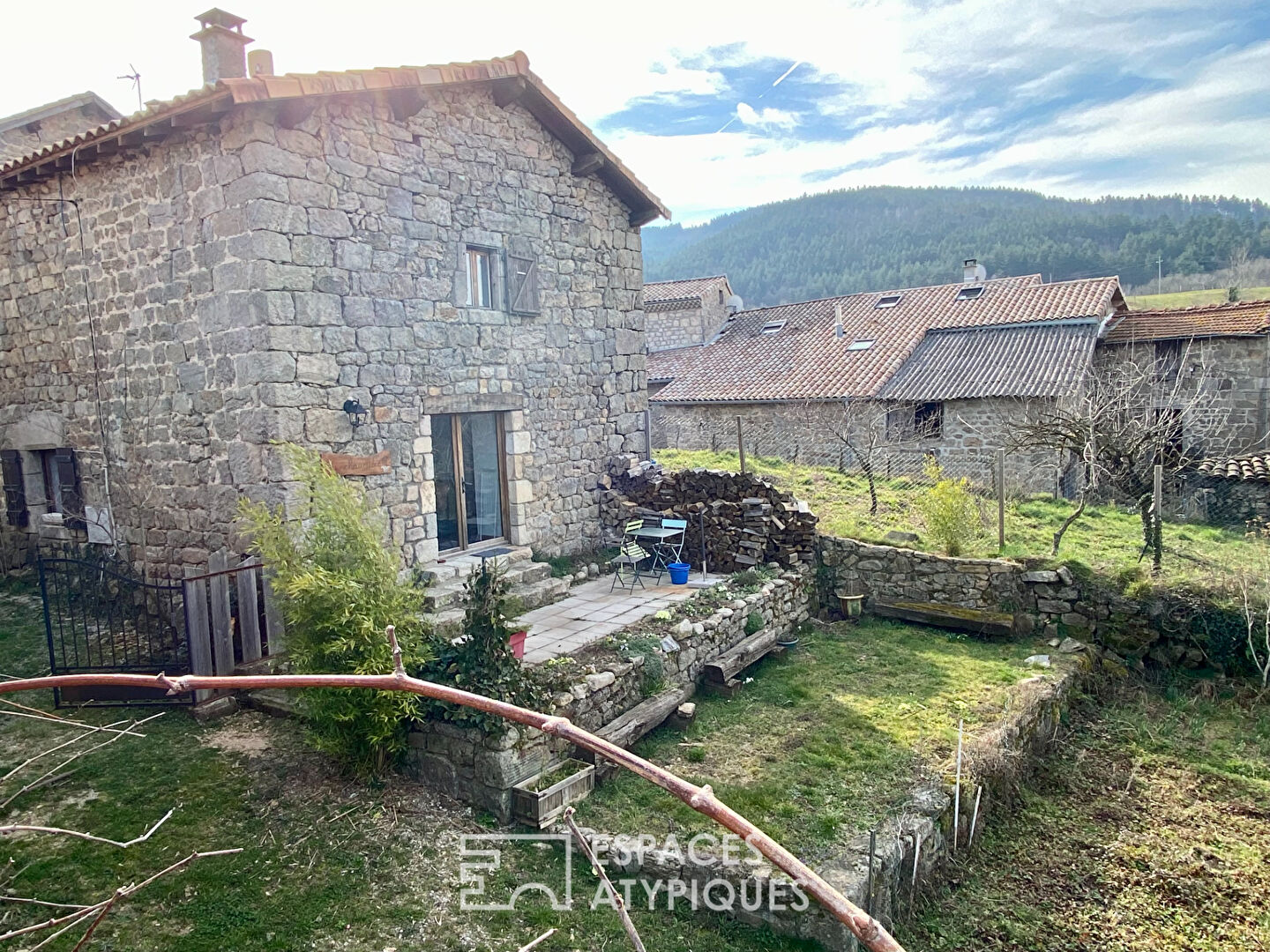 En Ardèche Verte, tranquille maison de hameau sur vue, et son gîte.