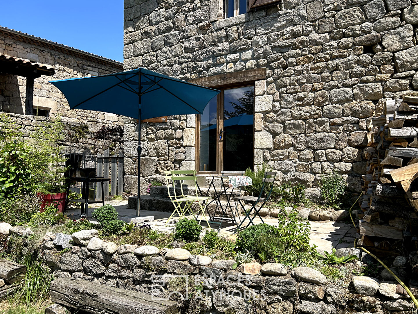 En Ardèche Verte, tranquille maison de hameau sur vue, et son gîte.