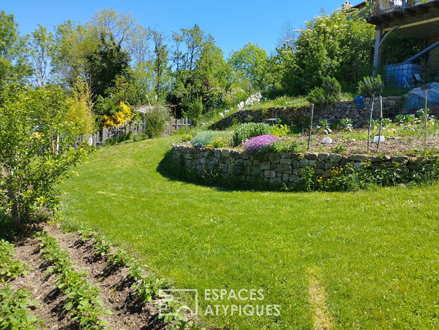 En Ardèche Verte, tranquille maison de hameau sur vue, et son gîte.