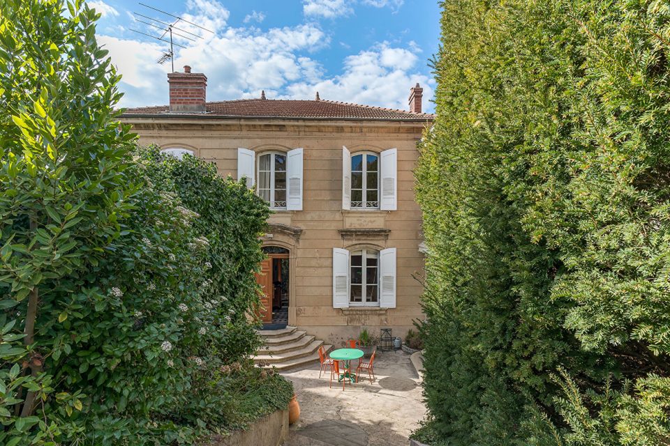 Élégante demeure bourgeoise avec jardin d'époque à Crest