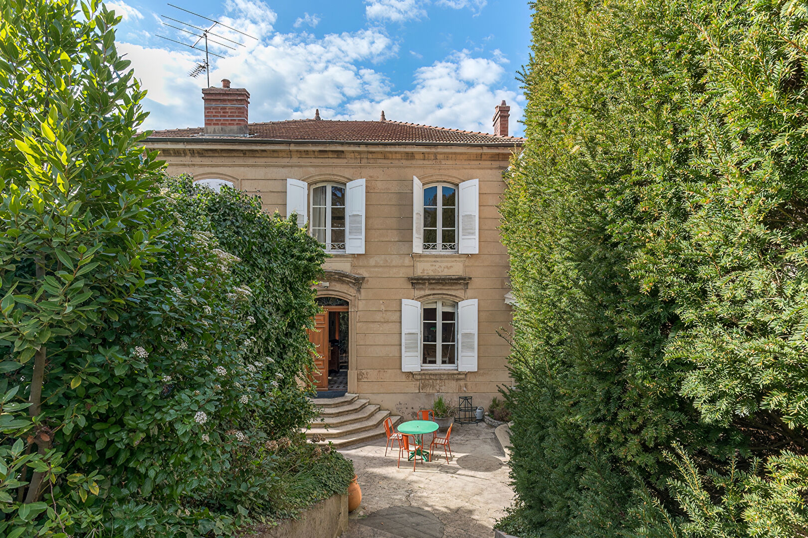 Elegant middle-class residence with period garden in Crest
