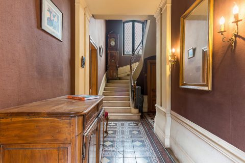 Elegant middle-class residence with period garden in Crest