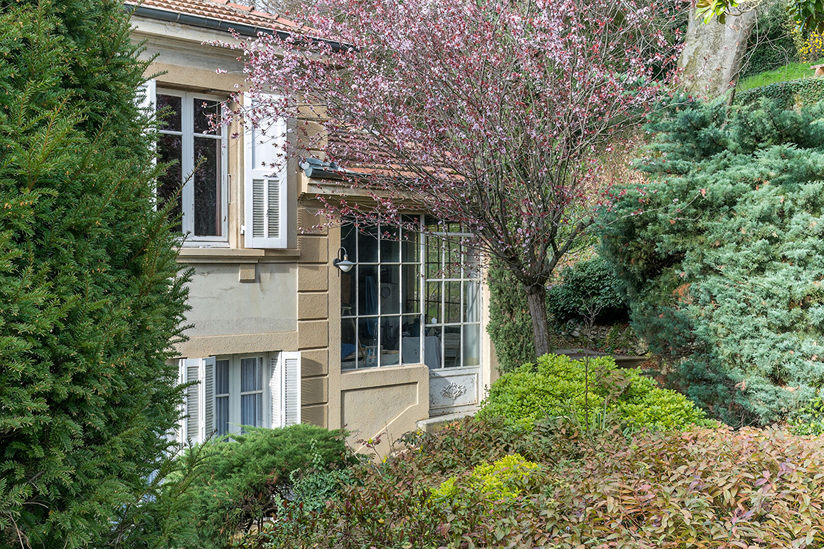 Elegant middle-class residence with period garden in Crest