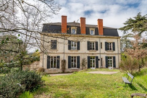 The privileged habitat of a shared castle, in Ardèche Verte.