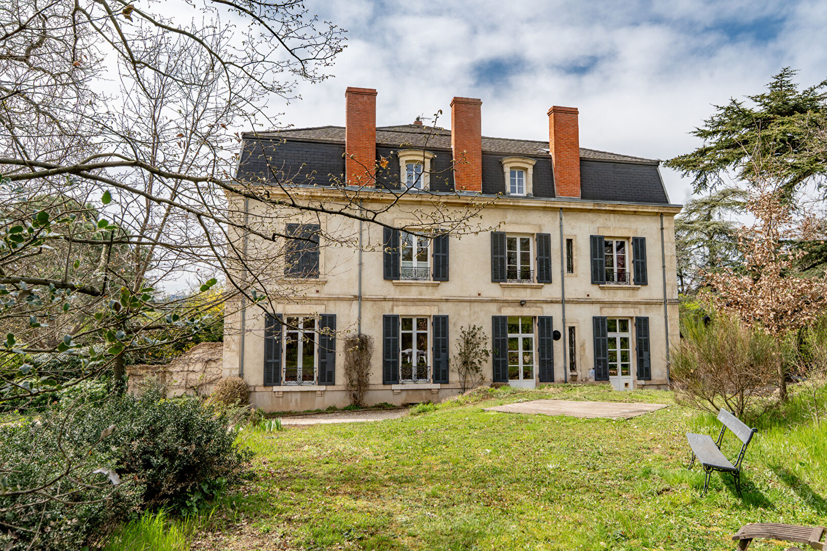 The privileged habitat of a shared castle, in Ardèche Verte.