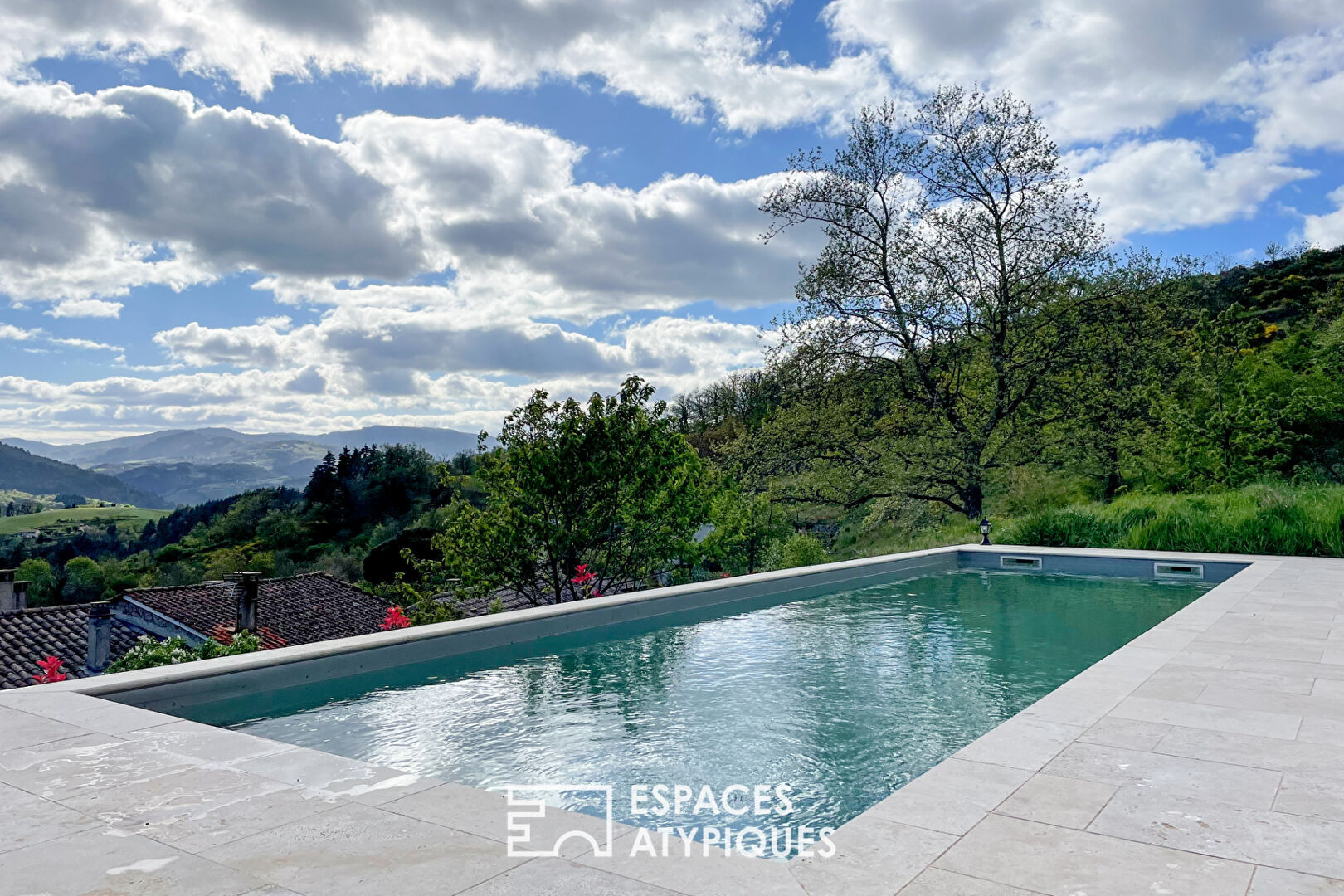 Maison de charme avec piscine et vue imprenable en Ardèche verte