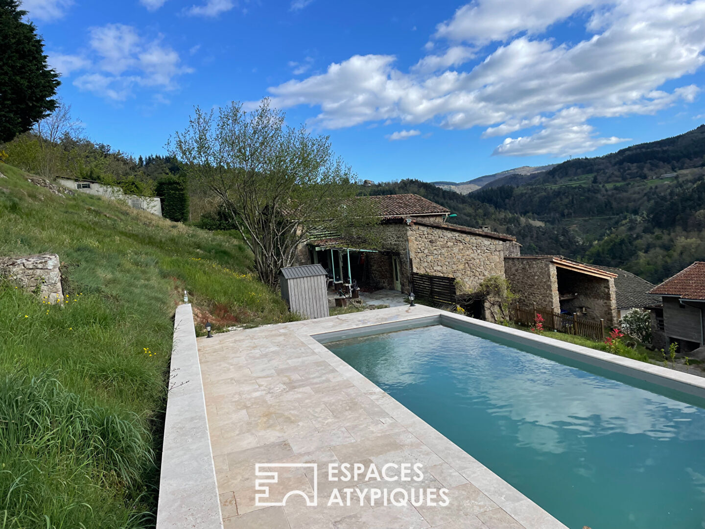 Maison de charme avec piscine et vue imprenable en Ardèche verte