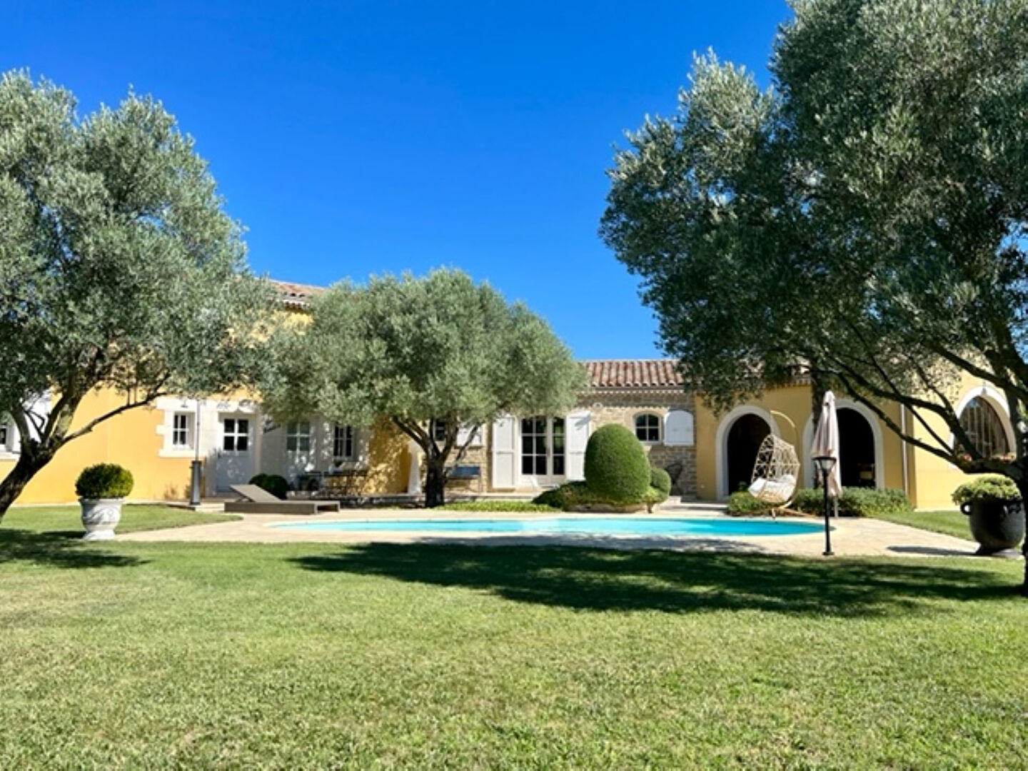 Grande villa provençale avec jardin paysager et piscine, proche gare TGV Valence