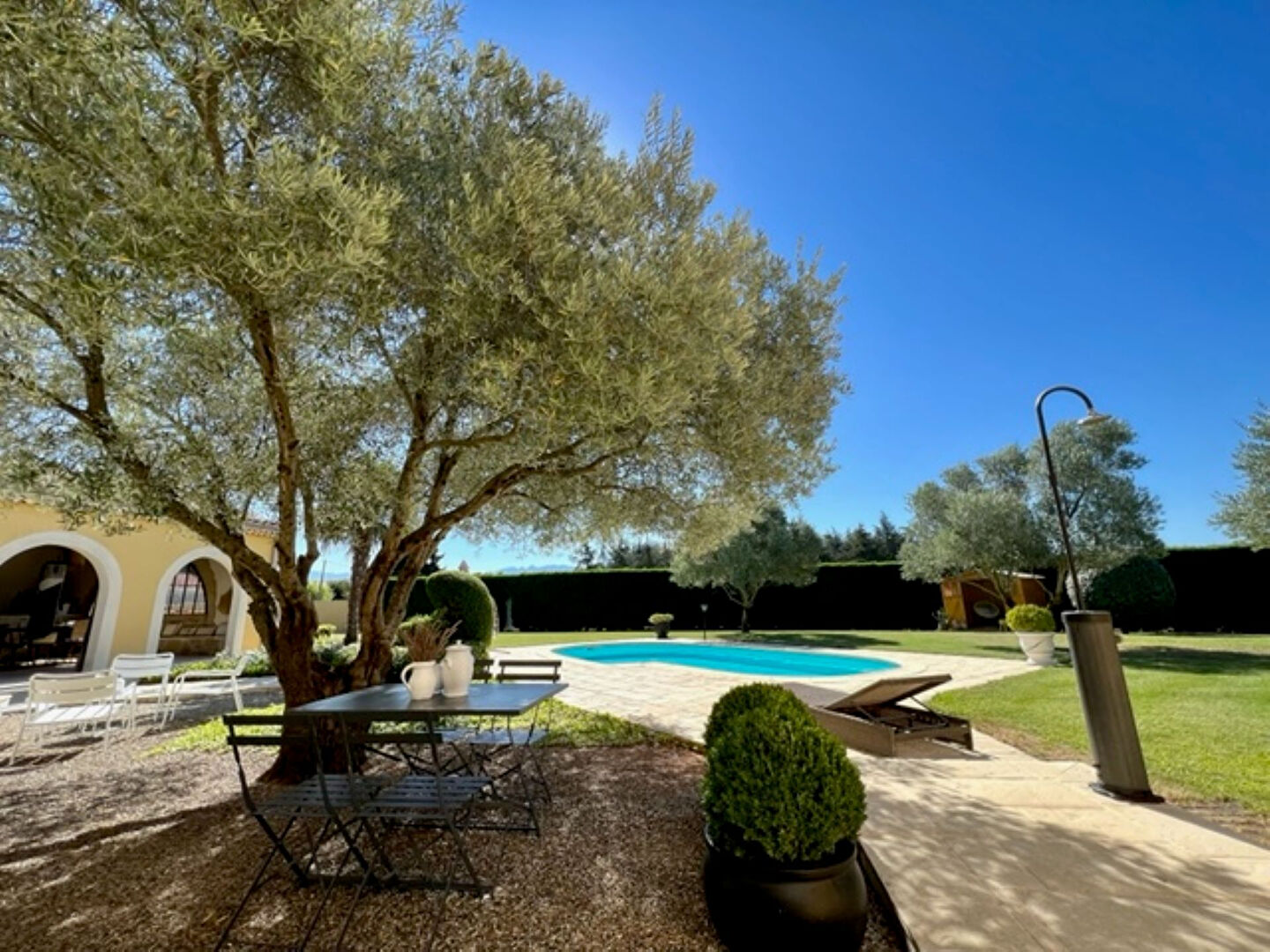Grande villa provençale avec jardin paysager et piscine, proche gare TGV Valence