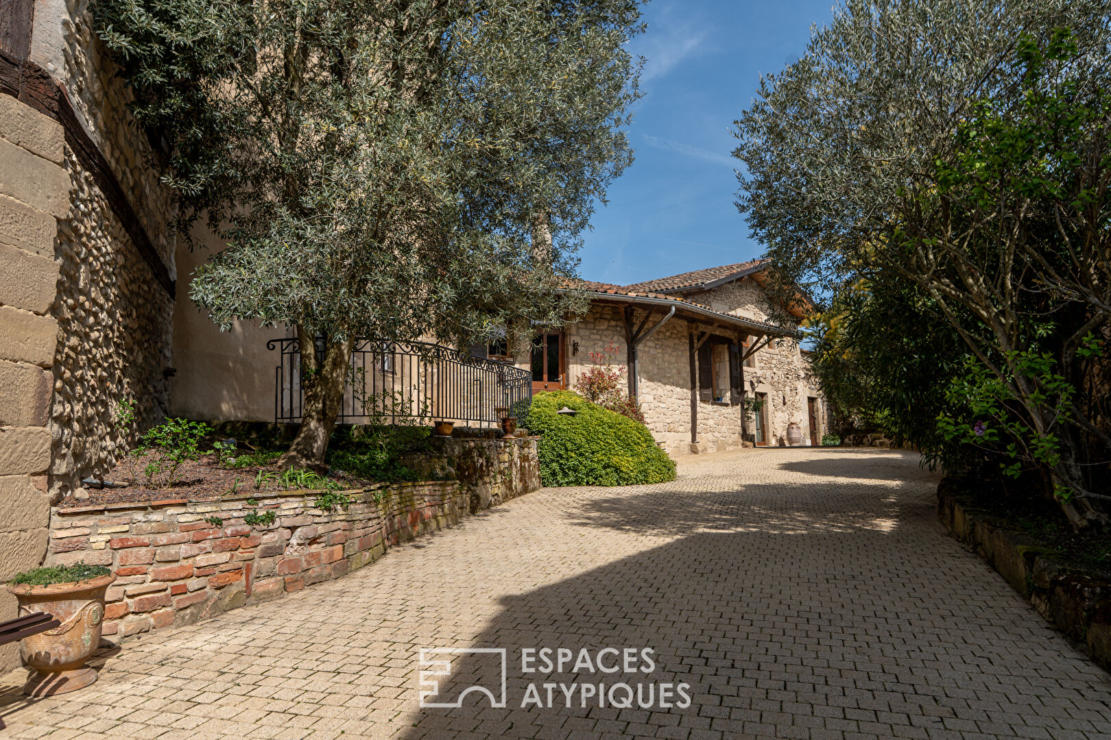 Historic 13th-century residence: an enchanting setting combining heritage and modernity