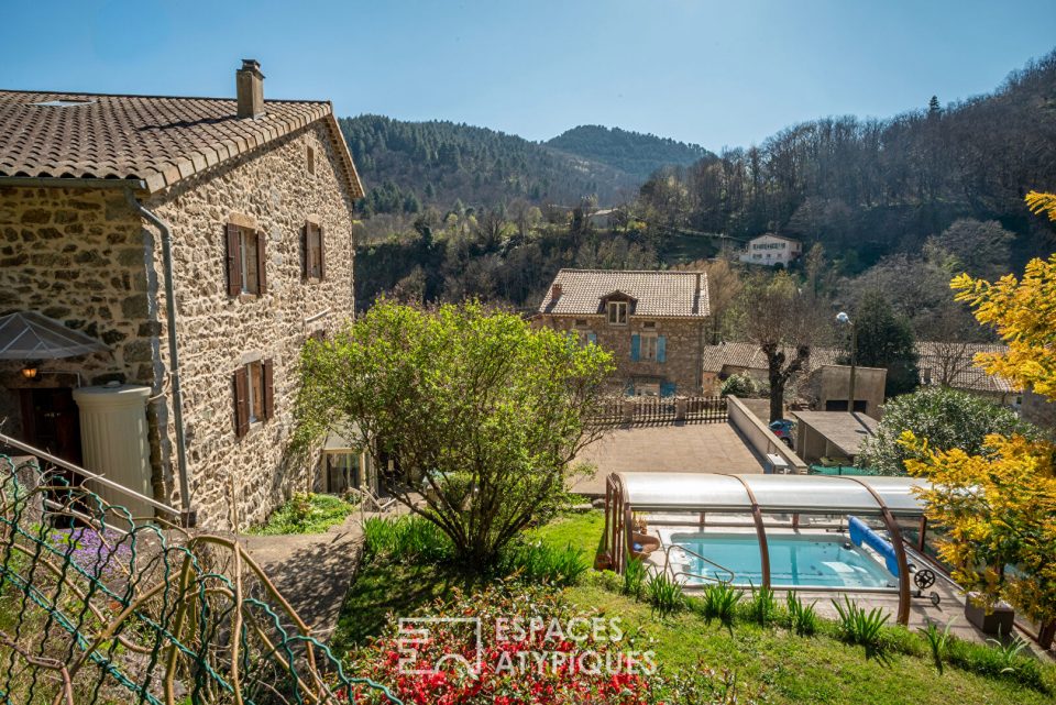 Maison en pierre avec vue, verger de fruitiers,  et gîte à Antraigues-sur-Volane