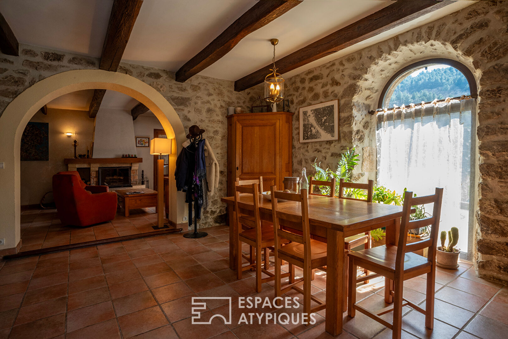 Maison en pierre avec vue, verger de fruitiers,  et gîte à Antraigues-sur-Volane