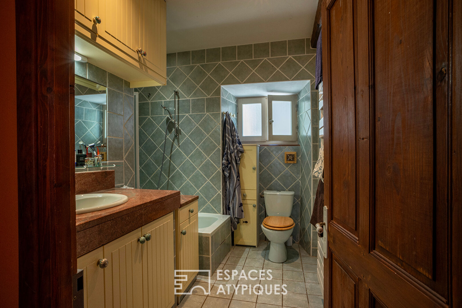 Maison en pierre avec vue, verger de fruitiers,  et gîte à Antraigues-sur-Volane