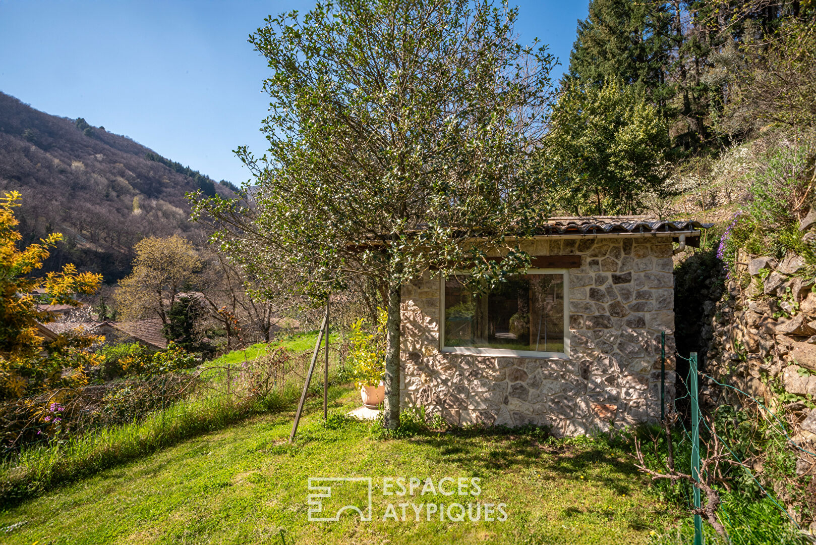 Maison en pierre avec vue, verger de fruitiers,  et gîte à Antraigues-sur-Volane