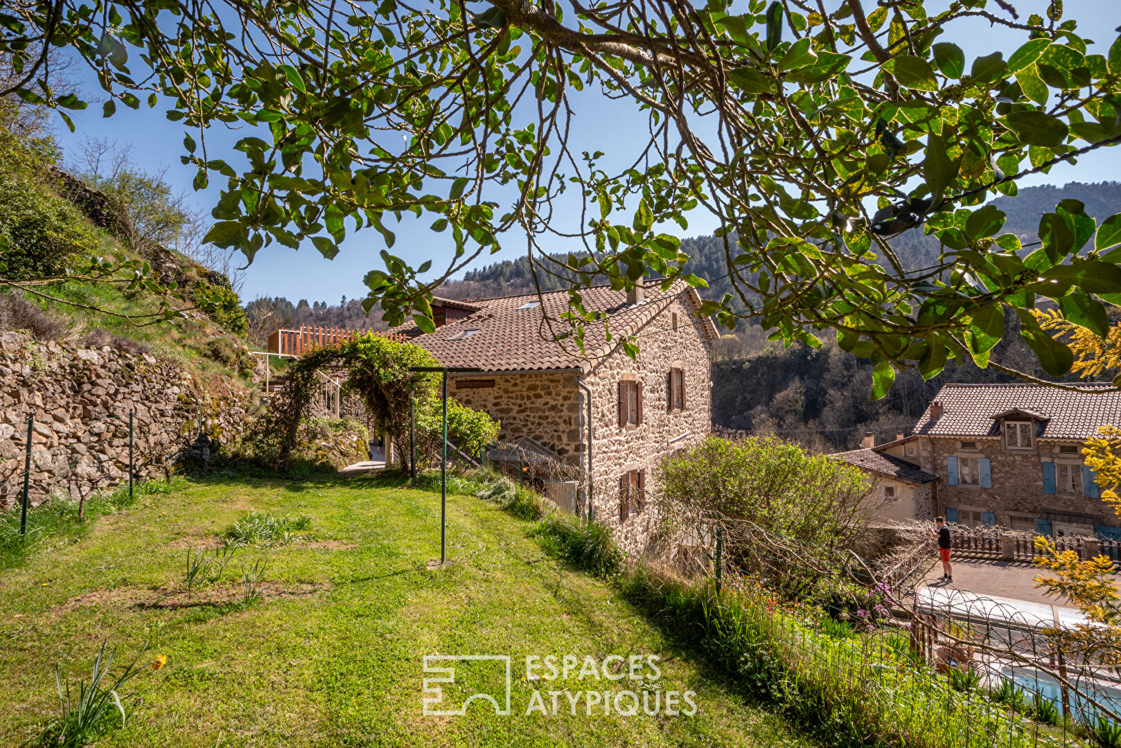 Maison en pierre avec vue, verger de fruitiers,  et gîte à Antraigues-sur-Volane