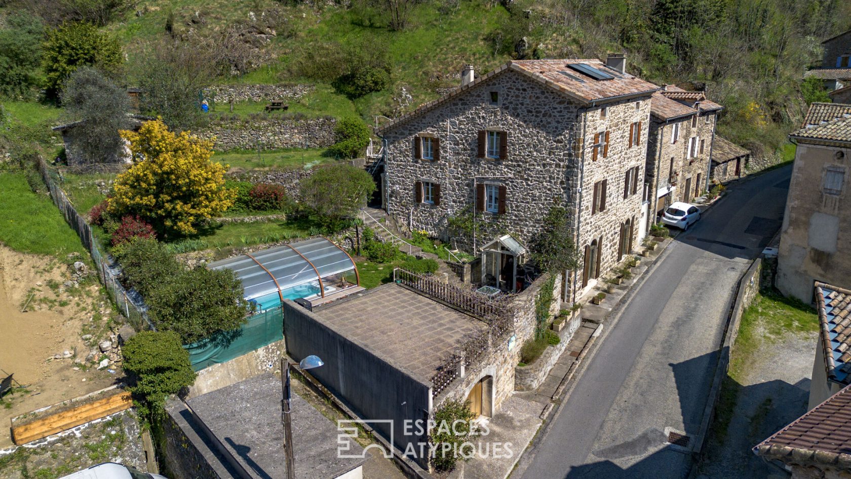 Maison en pierre avec vue, verger de fruitiers,  et gîte à Antraigues-sur-Volane