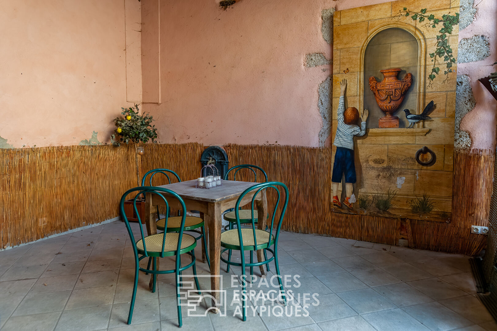 Cette ancienne maison de village de la Drôme a la saveur des souvenirs d’enfance.