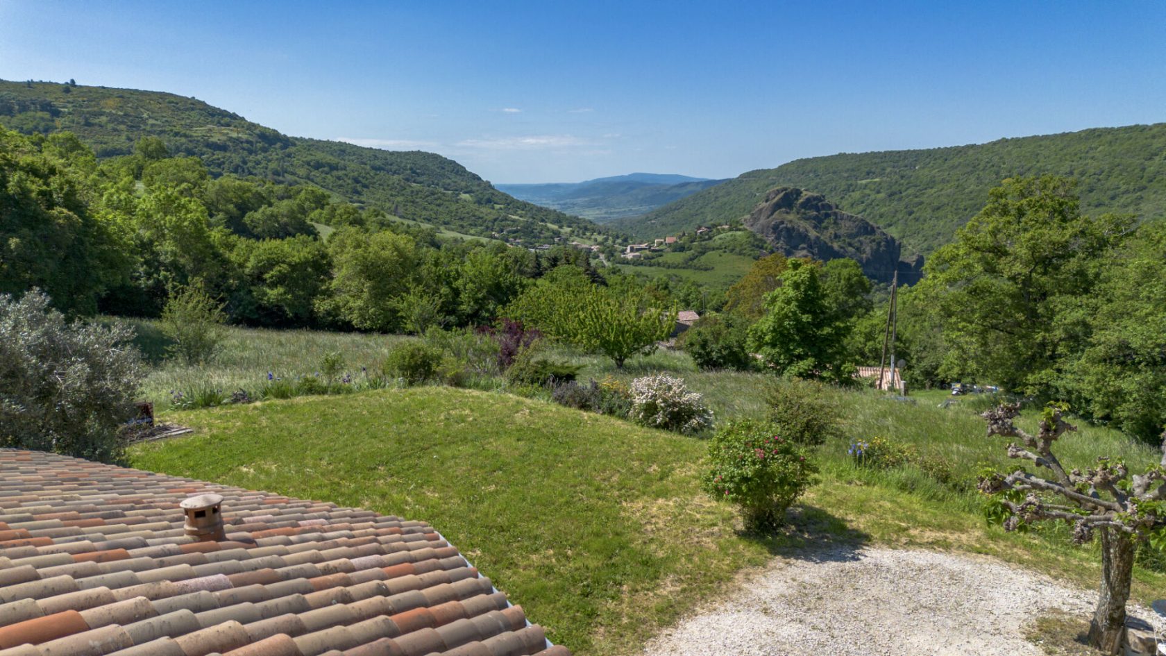Belle maison d’architecte avec vue imprenable sur 2 ha – Sud Ardèche