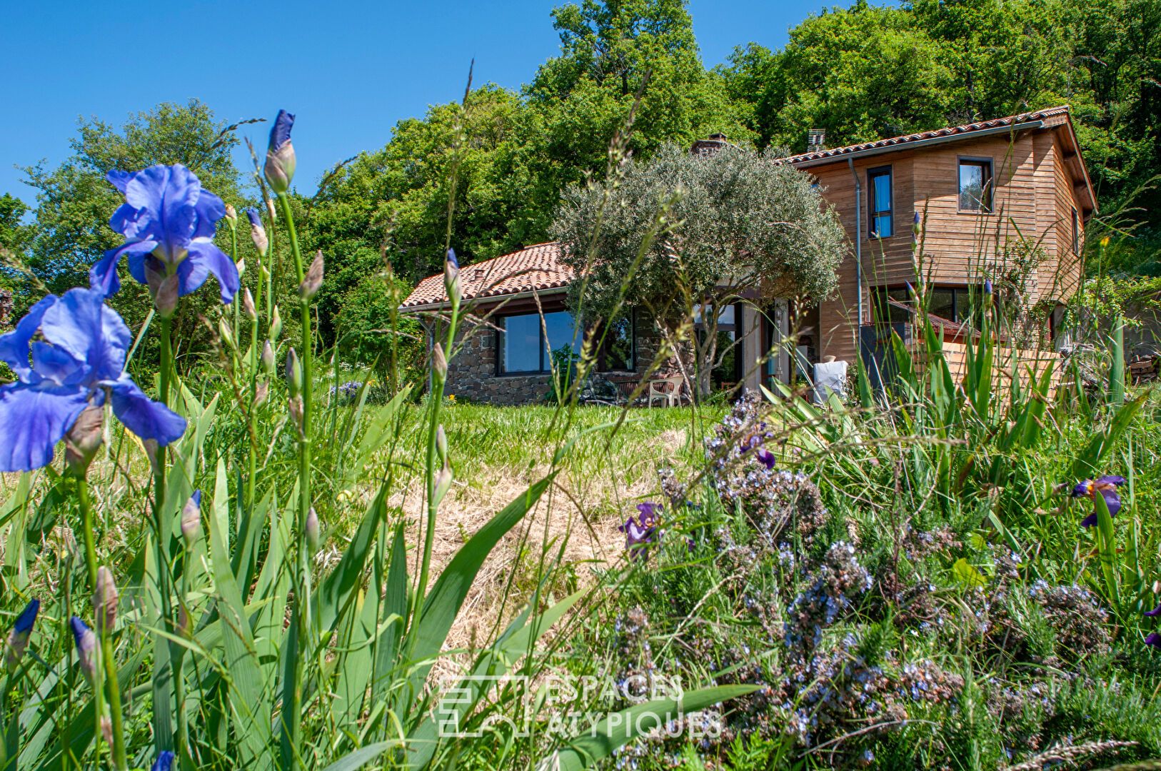 Belle maison d’architecte avec vue imprenable sur 2 ha – Sud Ardèche