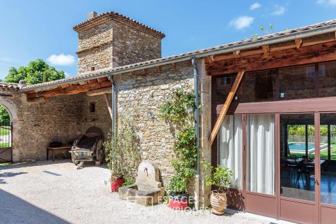 Propriété rénovée par architectes avec piscine et chênes truffiers