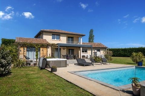 Maison familiale rénovée avec suite parentale et piscine