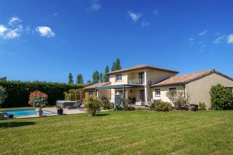 Maison familiale rénovée avec suite parentale et piscine