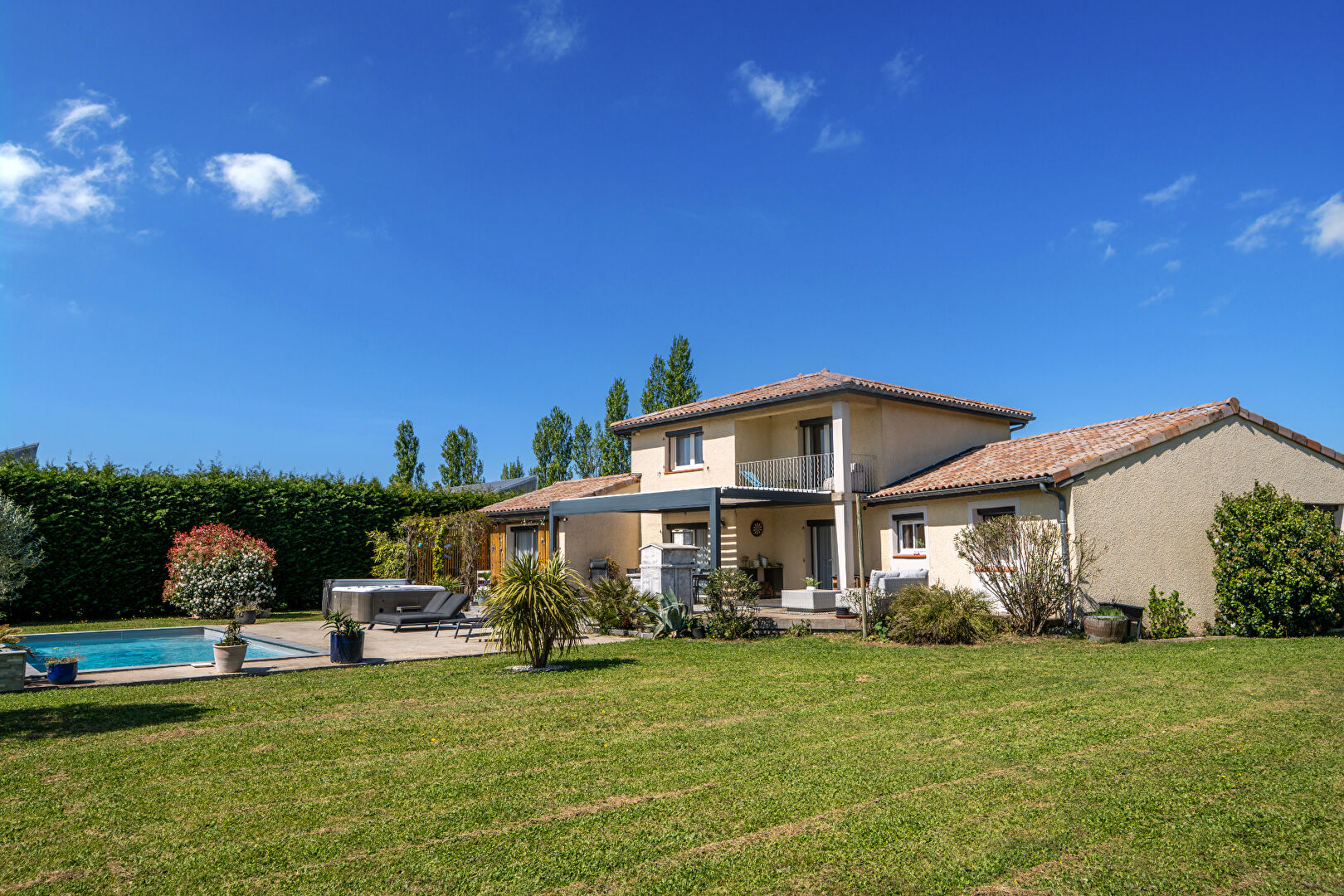 Maison familiale rénovée avec suite parentale et piscine