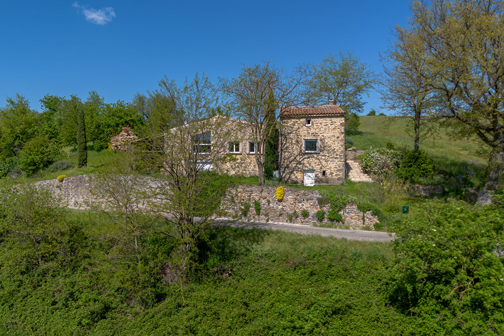 Maison en pierre avec vue et terrain, proche de la Vallée du Rhône