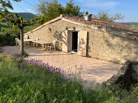 Maison en pierre avec vue et terrain, proche de la Vallée du Rhône