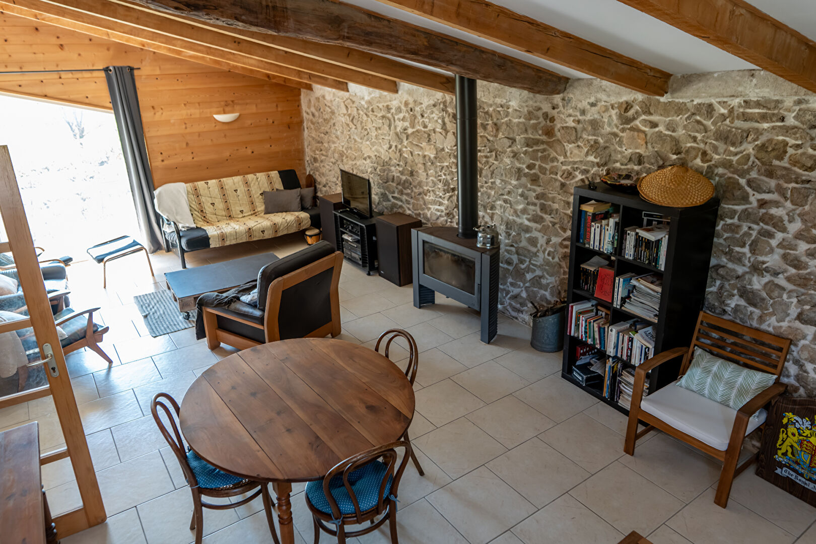 Maison en pierre avec vue et terrain, proche de la Vallée du Rhône