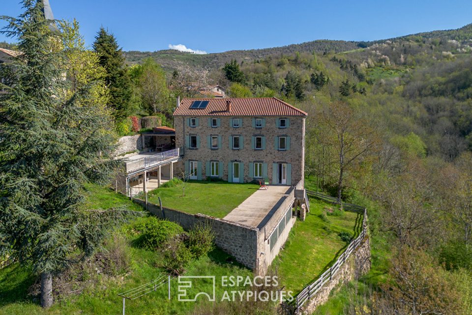 En Ardèche, école réhabilitée en maison de famille avec vue panoramique.