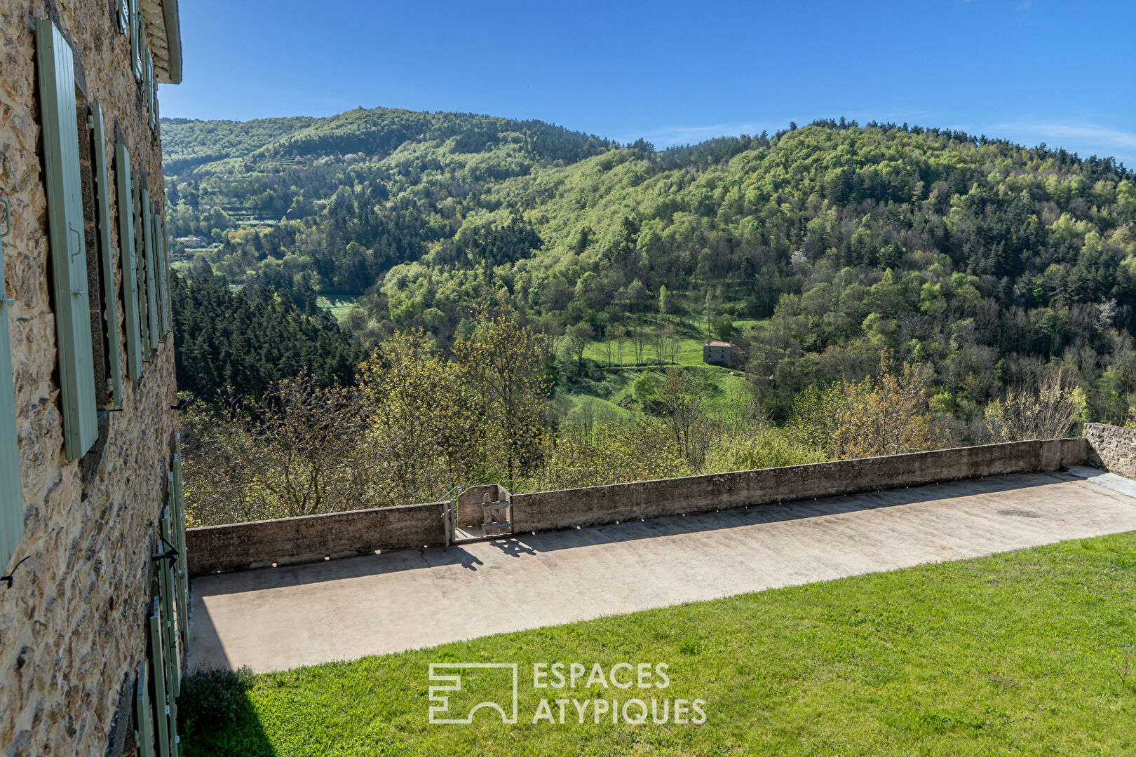 En Ardèche, école réhabilitée en maison de famille avec vue panoramique.