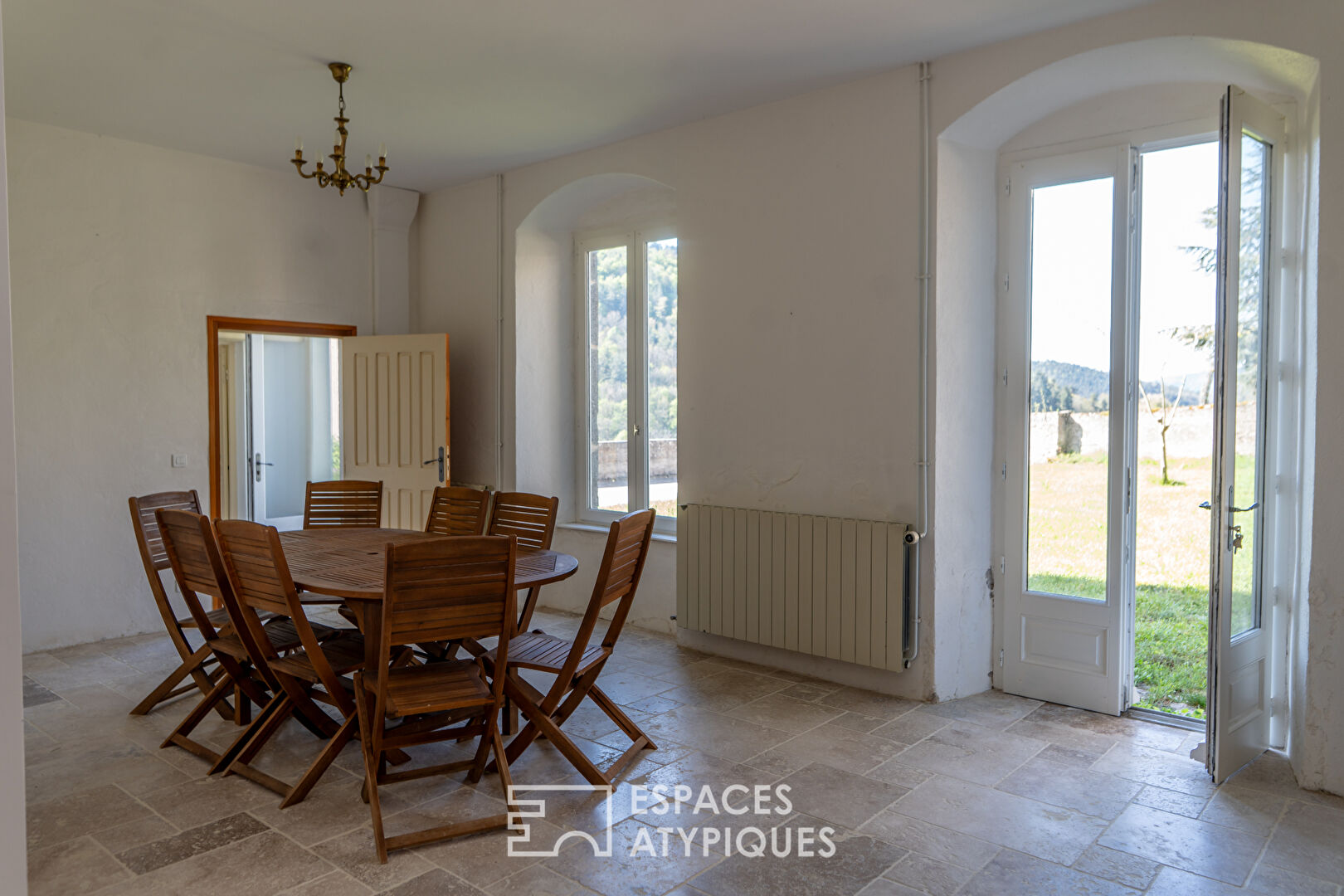 En Ardèche, école réhabilitée en maison de famille avec vue panoramique.